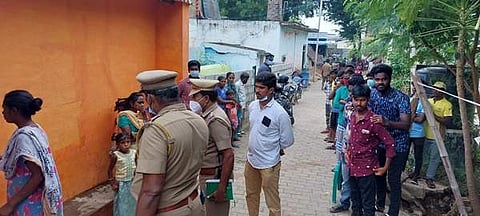 சம்பவ இடத்தை நேரில் சென்று பார்வையிட்டு விசாரணை நடத்தும் திருப்பத்தூர் மாவட்ட எஸ்பி சிபி சக்கரவர்த்தி