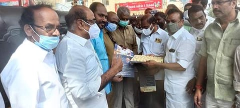 ஓசூரில் வட்டாட்சியர் அலுவலகம் அருகில் திமுக அரசின் 100 நாள் சாதனைகள் துண்டுப் பிரசுரம், இனிப்புகள் வழங்கிய கொண்டாட்டிய ஓசூர் மாநகர திமுகவினர்.
