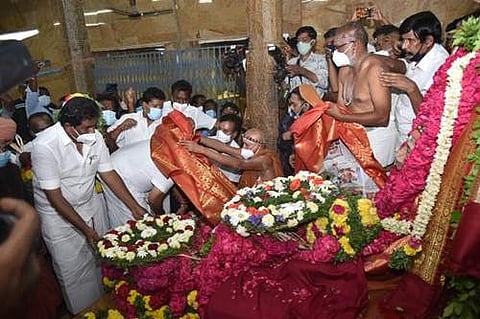 மதுரை ஆதீனம் உடலுக்கு அஞ்சலி செலுத்தும் வணிக வரித்துறை அமைச்சா் பி.மூா்த்தி.