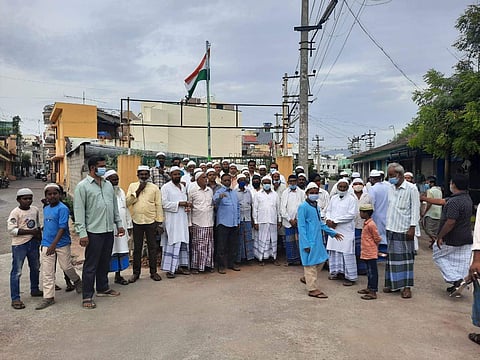 இஸ்லாமியர்கள் தேசியக் கொடி ஏற்றி கொண்டாட்டம்