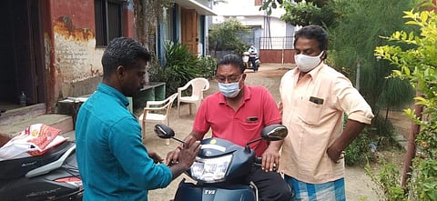 தேனி: வாகனங்களுக்கு இலவச "ஜெய்ஹிந்த்" ஸ்டிக்கர்