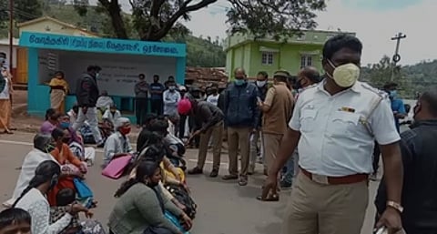 கோத்தகிரி - உதகை சாலையில் ஒரசோலை பகுதியில் சாலை மறியலில் ஈடுபட்ட பொதுமக்கள்.