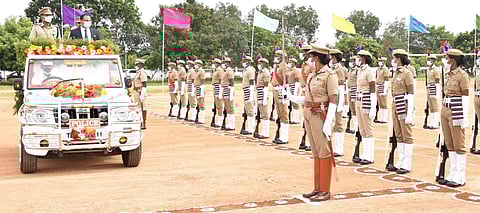 திருவள்ளூரில் தேசிய கொடியேற்றி ஆட்சியர் அணிவகுப்பு மரியாதை ஏற்பு