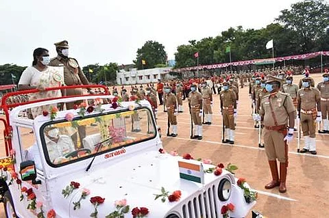 தருமபுரியில் நடைபெற்ற சுதந்திர தின விழாவில் காவல் துறையினர் அணிவகுப்பு மரியாதையை ஏற்றுக் கொள்கிறார் மாவட்ட ஆட்சியர் ச.திவ்யதர்சினி