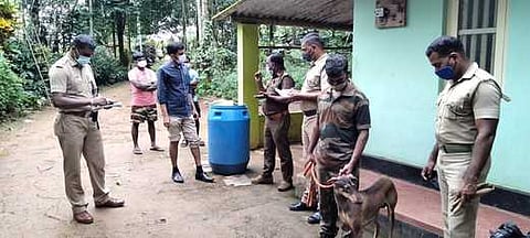 மோப்பநாய் வரவழைக்கப்பட்டு விசாரணை நடத்தும் வனத் துறையினா்