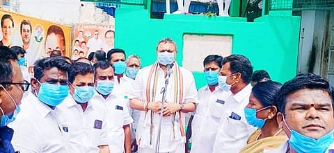 மானாமதுரையில் நடந்த சுதந்திர தினவிழாவில் பேசுகிறார் காங்கிரஸ் கட்சியின் சிவகங்கை மக்களவைத் தொகுதி உறுப்பினர் கார்த்தி சிதம்பரம்.