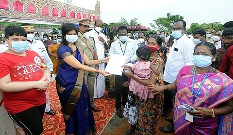 பயனாளிகளுக்கு நலத்திட்ட உதவிகளுக்கான சான்றிதழ்களை வழங்கும் ஆட்சியர் ப.காயத்ரி கிருஷ்ணன்.