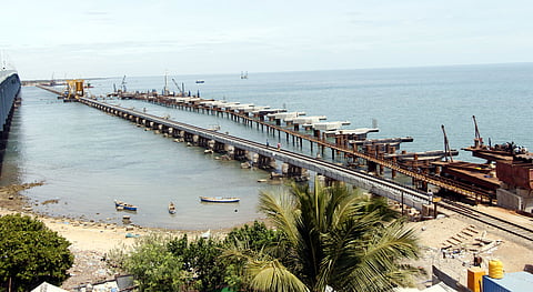 பாம்பன் கடலில் தீவிரமாக நடைபெற்று வரும் புதிய ரயில் பாலம் கட்டுமான பணிகள்.