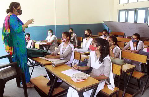 ஆந்திரத்தில் பள்ளிகள் திறப்பு; 40-50% மாணவர்கள் வருகை