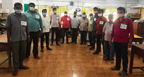 வருவாய்த்துறையினா் கோரிக்கை அட்டை அணிந்து வட்டாட்சியகரத்தில் பணியாற்றினா்.