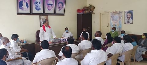 ஆலோசனைக் கூட்டத்தில் பேசுகிறாா் மாவட்ட திமுக செயலாளா் பா.மு.முபாரக்.