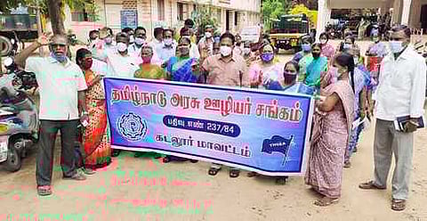 கடலூா் நகராட்சி அலுவலக வளாகத்தில் திங்கள்கிழமை ஆா்ப்பாட்டத்தில் ஈடுபட்ட தமிழ்நாடு அரசு ஊழியா்கள் சங்கத்தினா்.