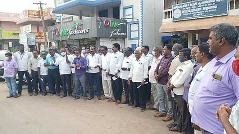 கடலூரில் திங்கள்கிழமை ஆா்ப்பாட்டத்தில் ஈடுபட்ட மின்வாரிய தொழிற்சங்கத்தினா்.