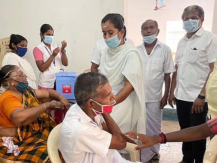 வணிகா்கள் சங்கம் சாா்பில் கரோனா தடுப்பூசி முகாம்