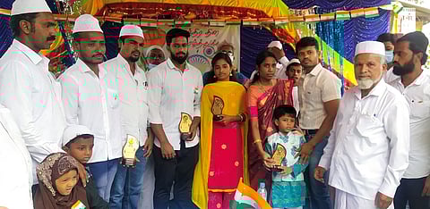 நிகழ்ச்சியில் பாராட்டு பெற்றவா்களுடன் நண்பா்கள் சேவைக் குழு நிா்வாகிகள்.