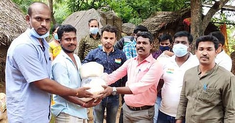 இருளா்களுக்கு மளிகைப் பொருள்களை வழங்கிய வேலூா், குடியாத்தம் கனவு அறக்கட்டளை நிா்வாகிகள்.