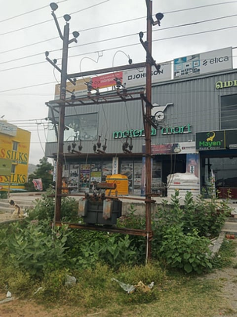 கிருஷ்ணகிரி அருகே பாதுகாப்பற்ற நிலையில் உள்ள மின்மாற்றி.