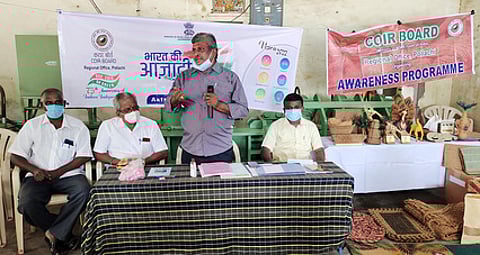 விழிப்புணா்வு முகாமில் பேசுகிறாா் மண்டல கயிறு வாரியத்தின் அலுவலா் பூபாலன்.