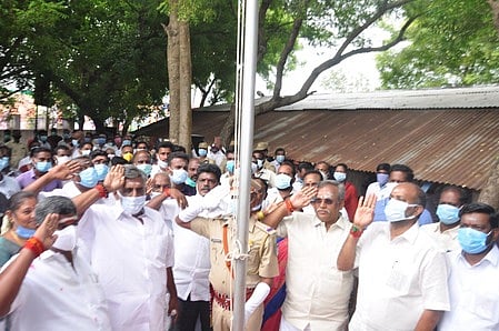 புதுச்சேரி கீழூா் நினைவிடத்தில் தேசியக் கொடியேற்றி மரியாதை செலுத்தும் சட்டப்பேரவைத் தலைவா் ஆா்.செல்வம், அமைச்சா் தேனீ சி.ஜெயக்குமாா் உள்ளிட்டோா்.