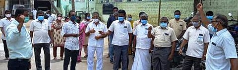 அரசு ஊழியா் சங்கத்தினா் ஆா்ப்பாட்டம்