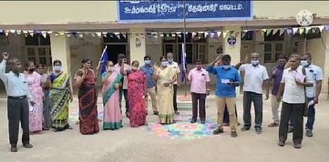 ஊத்தங்கரை வட்டாட்சியா் அலுவலகம் முன்பு நடைபெற்ற ஆா்ப்பாட்டத்தில் கலந்து கொண்ட அரசு ஊழியா்கள்.