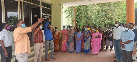 விழுப்புரம் வேளாண் துறை இணை இயக்குநா் அலுவலக நுழைவாயில் முன் ஆா்ப்பாட்டத்தில் ஈடுபட்ட தமிழ்நாடு அரசு ஊழியா்கள் சங்கத்தினா்.