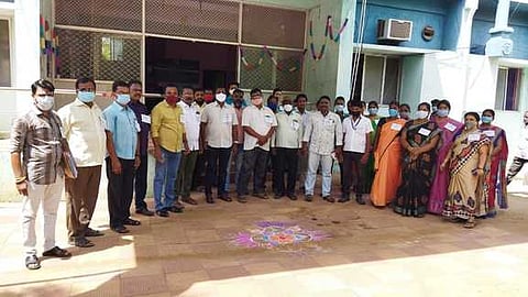 பரமக்குடி வட்டாட்சியா் அலுவலகம் முன் 10 அம்சக் கோரிக்கைகளை வலியுறுத்தி செவ்வாய்க்கிழமை ஆா்ப்பாட்டத்தில் ஈடுபட்ட வருவாய்த் துறை அலுவலா்கள் சங்கத்தினா்.