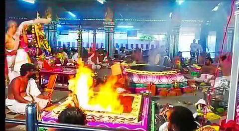 மானாமதுரை பிரத்யங்கிரா தேவி கோயிலில் திங்கள்கிழமை இரவு நடைபெற்ற அதிருத்ர மகா சகஸ்ர சண்டீ யாகம்.