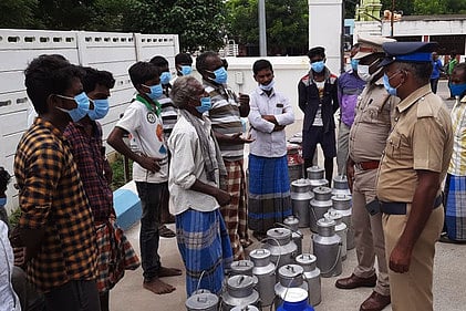 கள்ளக்குறிச்சி ஆட்சியா் அலுவலக வளாகத்தில் பாலை கொட்டி போராட்டத்தில் ஈடுபட முயன்ற விவசாயிகளை சமாதானப்படுத்திய போலீஸாா்.