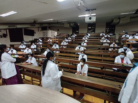 மதுரை அரசு மருத்துவக் கல்லூரி வகுப்பறையில் கரோனா விதிமுறைகளின் படி முகக்கவசம் அணிந்து, தனிமனித இடைவெளியுடன் ஆசிரியா்கள் மற்றும் மாணவா்கள்.