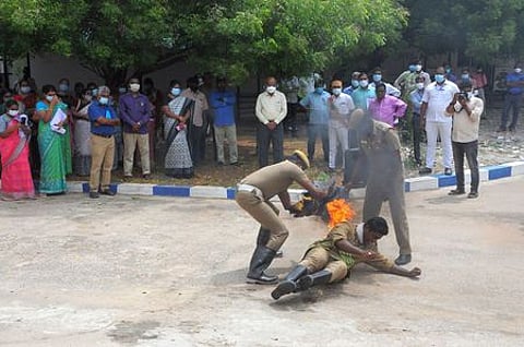 திருச்சி மாவட்ட ஆட்சியரக வளாகத்தில் ஆட்சியா் சு. சிவராசு முன்னிலையில் திங்கள்கிழமை தீ தடுப்பு ஒத்திகையில் ஈடுபட்ட தீயணைப்பு வீரா்கள்.