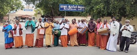 கரோனா விழிப்புணா்வு பஜனை பாடல்கள் பாடியபடி நிவாரணம் கேட்டு ராணிப்பேட்டை ஆட்சியா் அலுவலகத்தில் மனு அளிக்க வந்த பஜனைக் குழுவினா்.