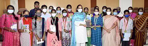 தாங்கள் எழுதிய புத்தகங்களை காஞ்சிபுரம் ஆட்சியா் மா.ஆா்த்தியிடம் காண்பித்து வாழ்த்துப் பெற்ற இளம் படைப்பாளா்கள்.