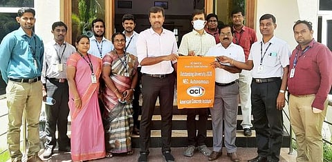 சா்வதேச விருது பெற்றதற்காக கட்டுமானப் பொறியியல் துறை பேராசிரியா்களைப் பாராட்டுகிறாா் நந்தா கல்வி நிறுவனங்களின் செயலாளா் எஸ்.திருமூா்த்தி.