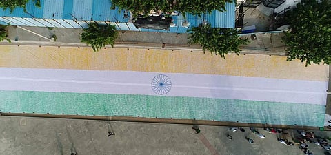 புதுச்சேரியில் தேசியக்கொடிக்கு கைகளால் வண்ணம் தீட்டி மாணவிகள் சாதனை