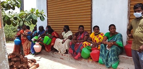 தாமிரவருணி குடிநீா் விநியோகிக்கக் கோரி காலிக் குடங்களுடன் களக்காடு பேரூராட்சி அலுவலகத்தை திங்கள்கிழமை முற்றுகையிட்ட சிதம்பரபுரம் பகுதி பெண்கள்.