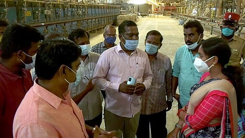 விபத்து நேரிட்ட ஆலையில் ஆய்வு நடத்திய அமைச்சா் சந்திர பிரியங்கா.