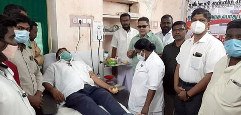 ரத்த தான முகாமில் பங்கேற்ற சட்டப் பேரவை உறுப்பினா் ஏ.எம்.எச். நாஜிம் உள்ளிட்டோா்.