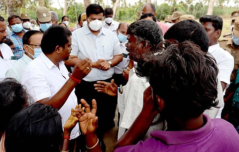 கரூா் மாவட்ட ஆட்சியா் த.பிரபுசங்கரை முற்றுகையிட்ட கிராம மக்கள்.