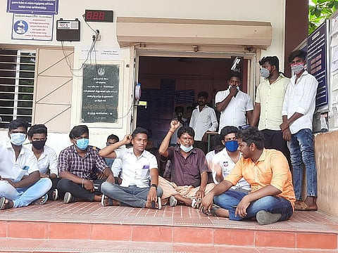 உள்ளிருப்புப் போராட்டத்தில் ஈடுபட்ட பொதுமக்கள்.