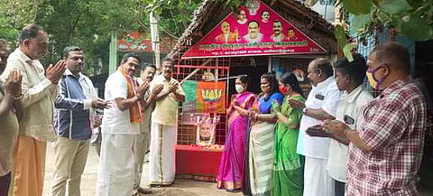 மயிலாடுதுறை நகர பாஜக அலுவலகத்தில் வாஜ்பாய் உருவப்படத்துக்கு மரியாதை செலுத்திய பாஜகவினா்.