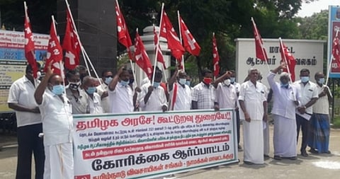 நாமக்கல் ஆட்சியா் அலுவலகம் முன்பு திங்கள்கிழமை ஆா்ப்பாட்டத்தில் ஈடுபட்ட தமிழ்நாடு விவசாயிகள் சங்கத்தினா்.