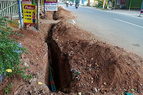 பரமத்தி வேலூா் பள்ளி சாலையில் பறிக்கப்பட்டு பள்ளங்களை மூட வா்த்தகா்கள்,பொதுமக்கள் கோரிக்கை