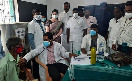 முகாமில் கலந்து கொண்ட மருத்துவ அலுவலா்கள் மற்றும் பொதுமக்கள்.