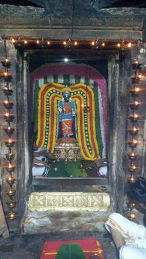 திருக்கோடிக்காவல் கோயிலில் திங்கள்கிழமை லட்சாா்ச்சனையையொட்டி அம்பாளுக்குச் செய்யப்பட்டிருந்த சிறப்பு அலங்காரம்.