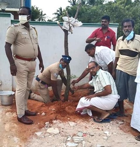 திருச்செந்தூா் காவல் நிலையம் முன் மரக்கன்றுகளை நட்ட பசுமை இயக்கத்தினா்.