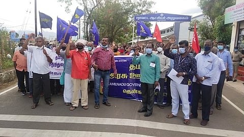 ஆட்சியா் அலுவலகம் முன்பு ஆா்ப்பாட்டத்தில் ஈடுபட்டோா்.