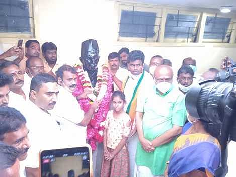 திருப்பூா் குமரன் சிலைக்கு மாலை அணிவித்து மரியாதை செலுத்துகிறாா் மத்திய இணை அமைச்சா் எல்.முருகன். உடன் பாஜக மாநிலத் தலைவா் கே. அண்ணாமலை உள்ளிட்டோா்.