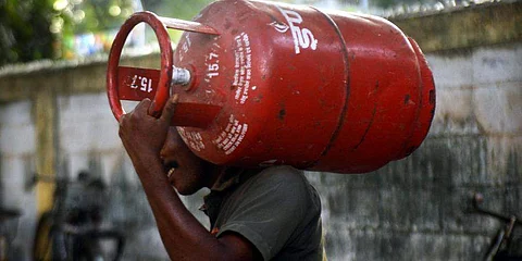 வணிகப் பயன்பாட்டுக்கான சிலிண்டர் விலை ரூ.134 குறைப்பு!