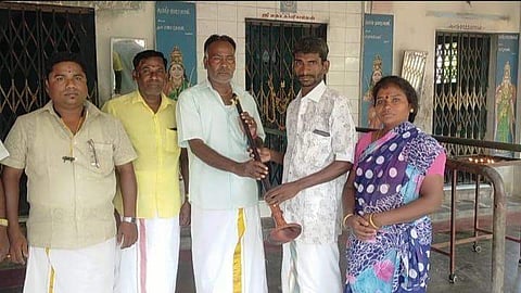 நாகசுரம் கலைஞர் சேகருருக்கு, ரூ.8 ஆயிரம் மதிப்புள்ள நாகசுரக் கருவியை வழங்கும் மாவட்டச் செயலாளர் டி.என்.ரகுநாதன்